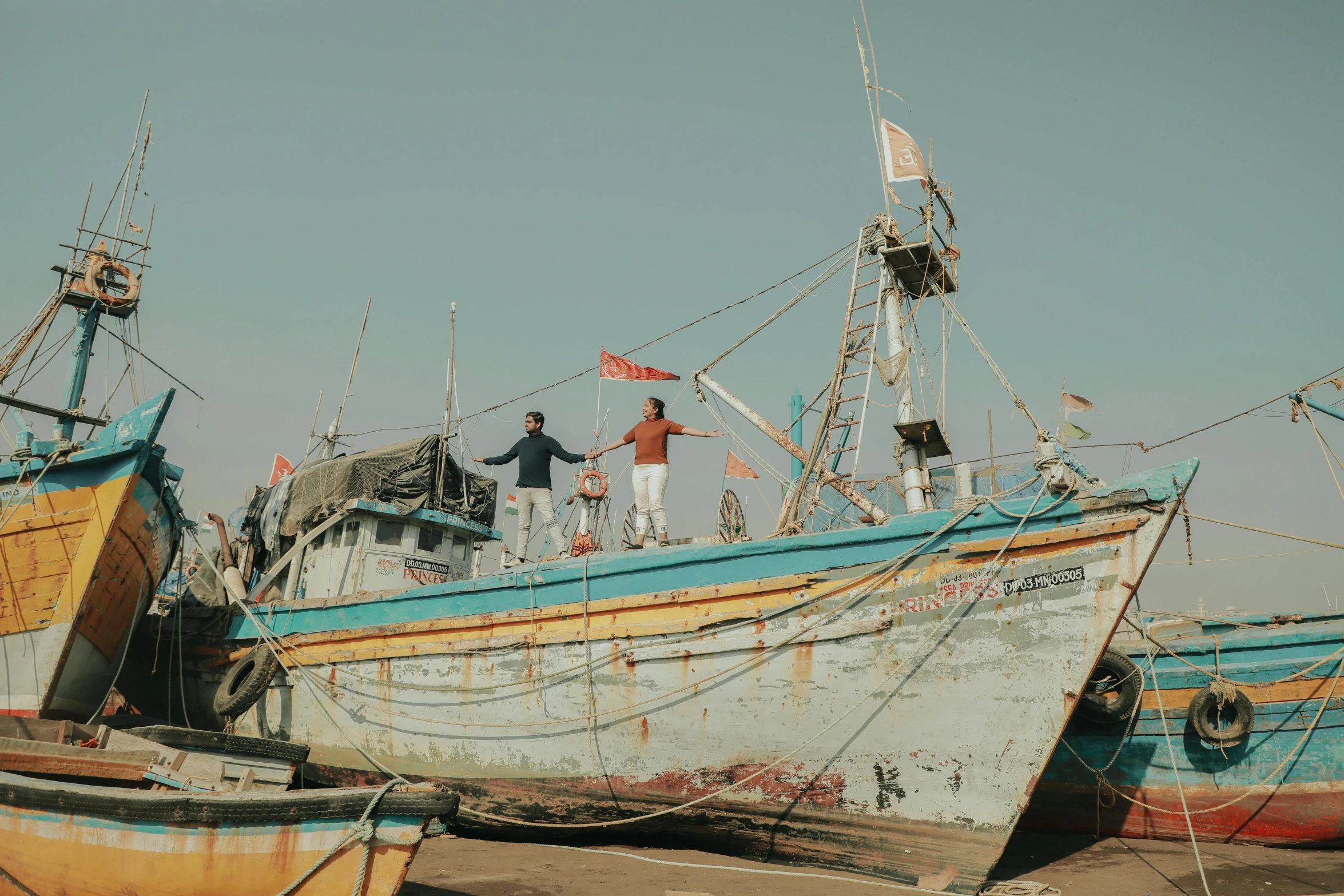 there are several different boats that are being used in the water