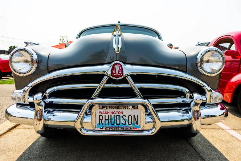 an old fashioned car is parked with a license plate