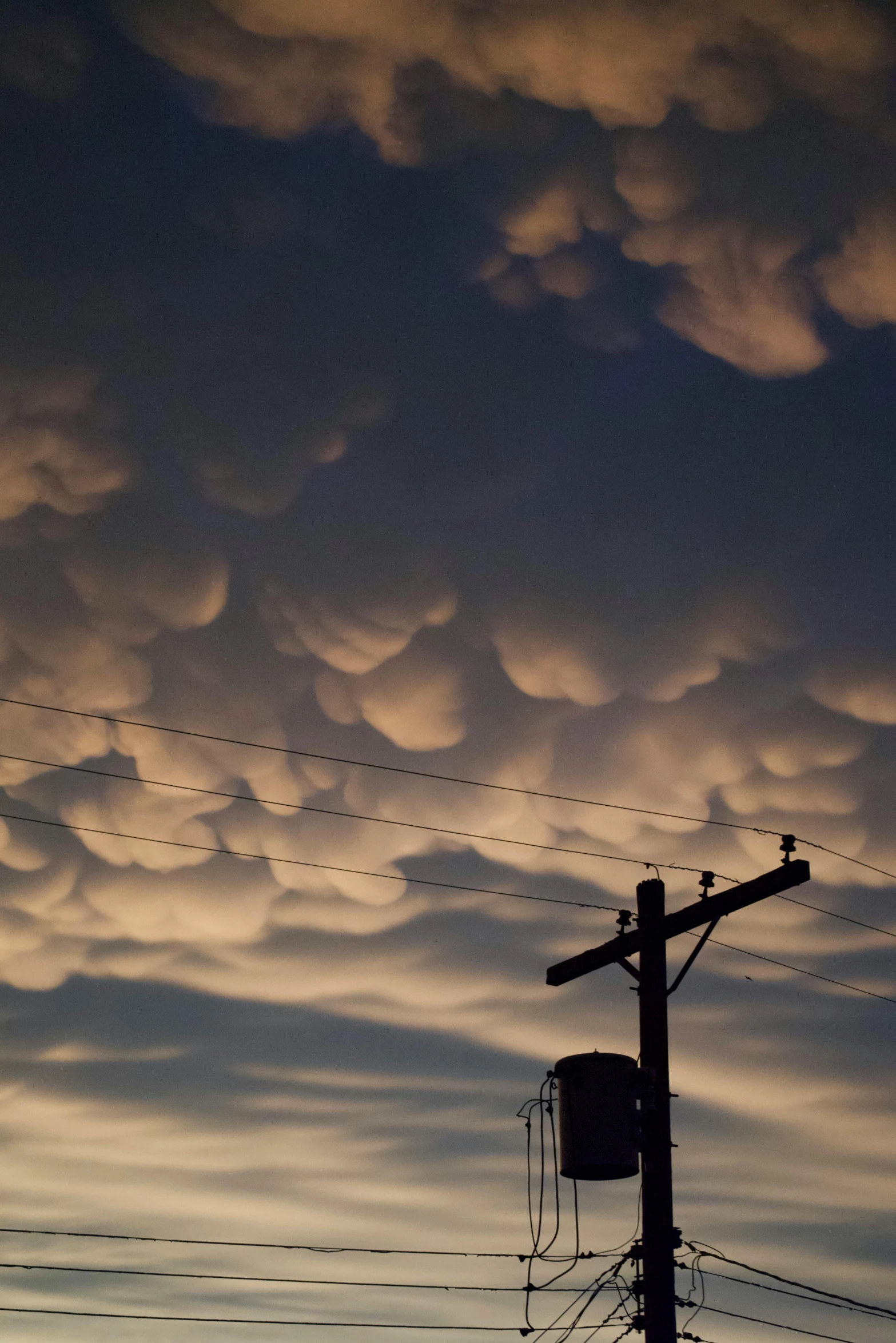 this is a po of a sky with clouds