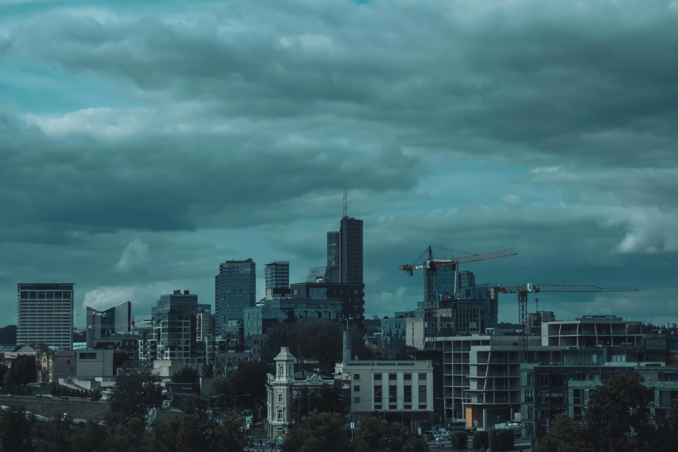 there is a crane tower with clouds in the sky