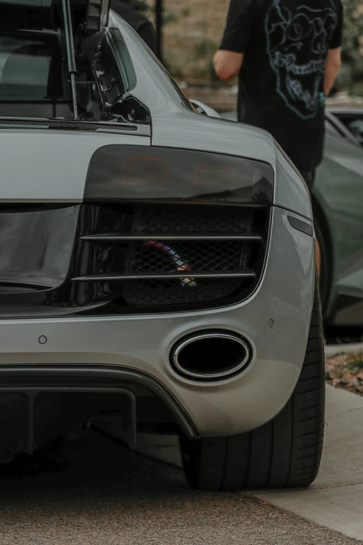 the front of a sport utility vehicle is shown