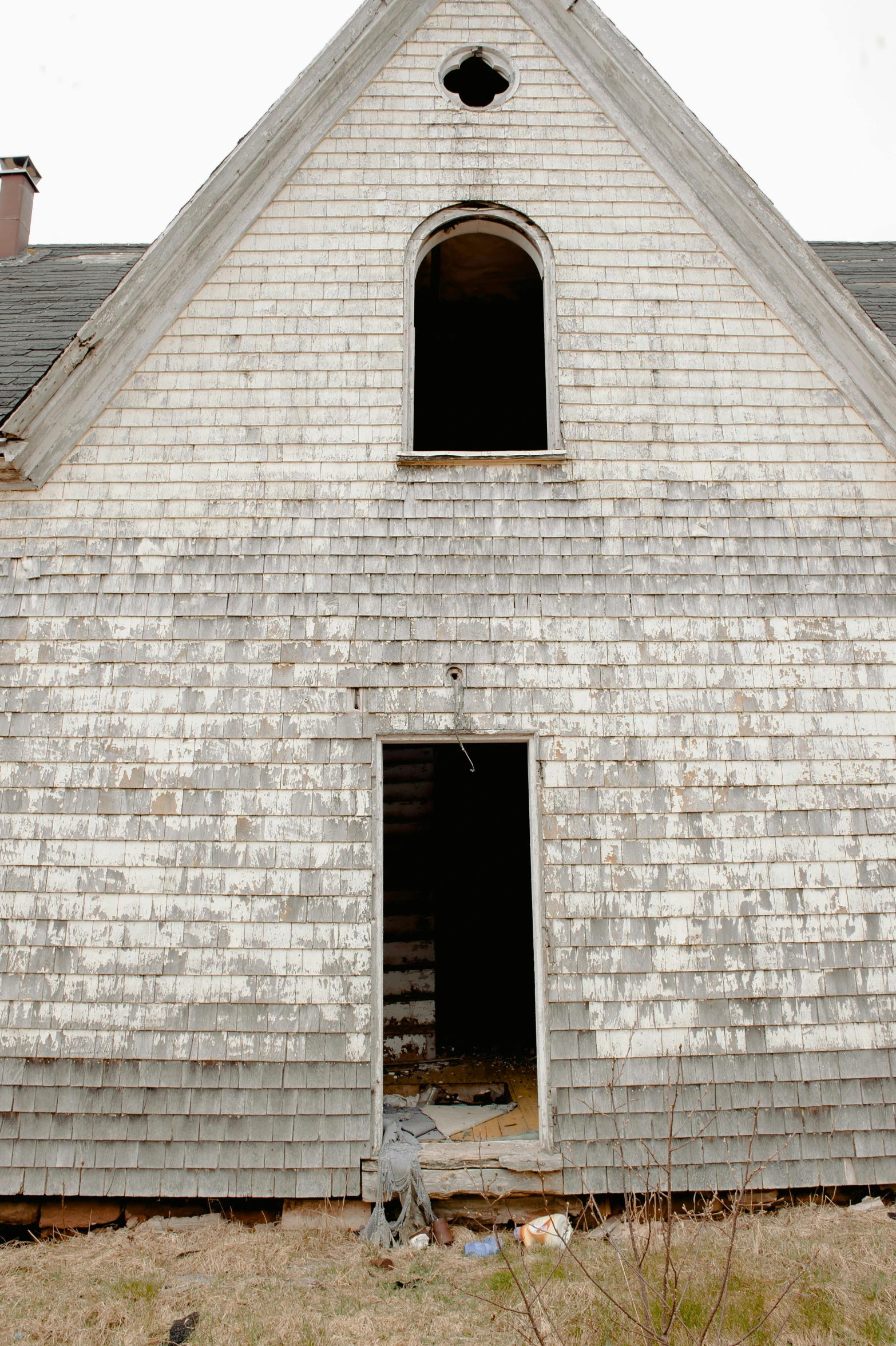 there is a large brick building that has a small window on it