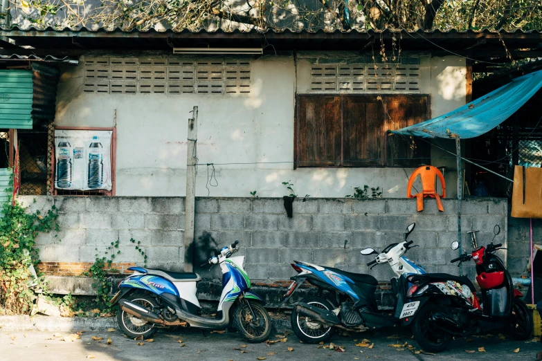 a group of motor bikes sitting next to each other