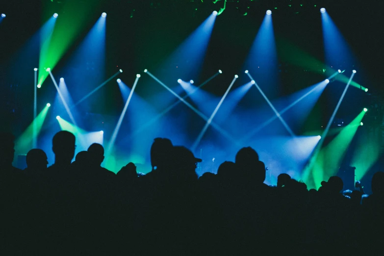 many lights are shining brightly above the audience