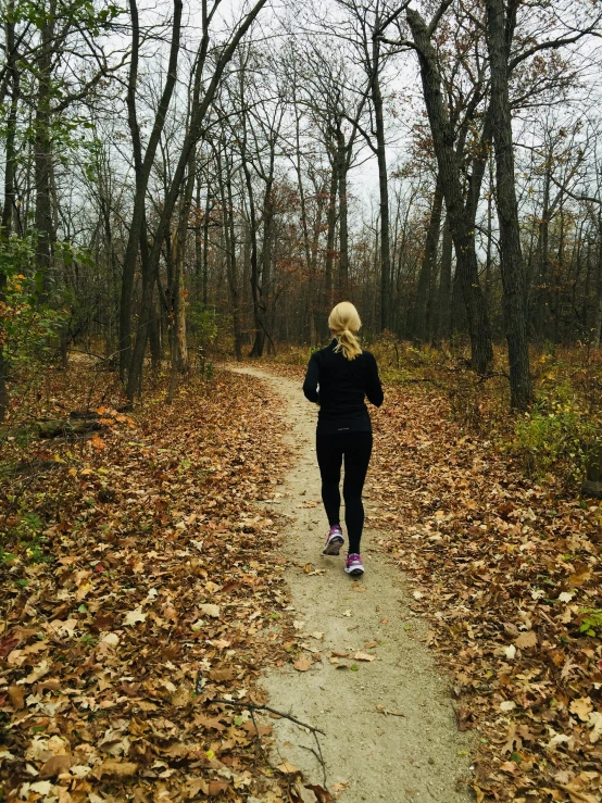 the woman is running in the park with her shoes on