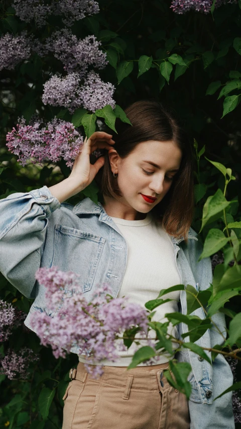 the woman is posing for a picture in a flower filled field