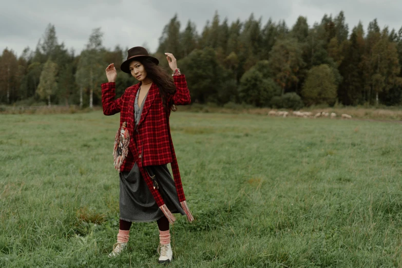 the woman is posing for a picture in the field