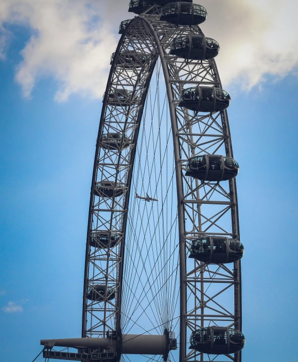 the big wheel on the top of an amut park ride