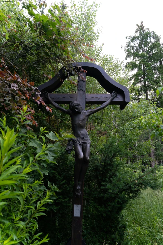 a statue is shown in the center of a garden