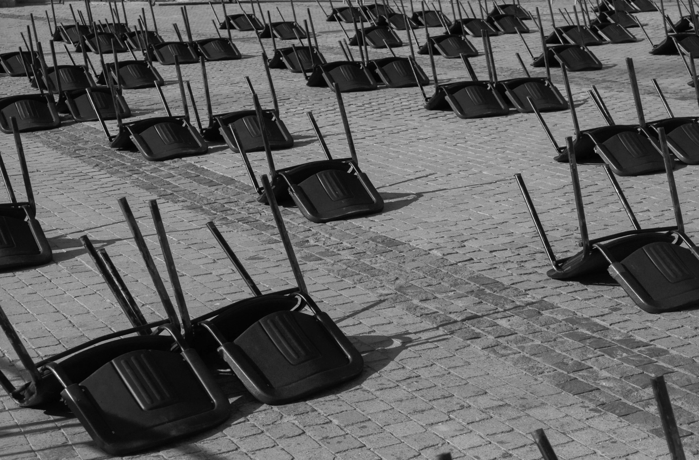 a lot of plant pots that are standing on a concrete floor