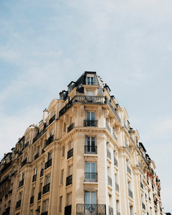 the building has balconies and balconyes on each level