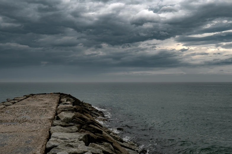 a boat is sitting in the water near a wall