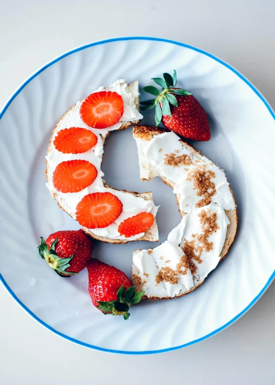 the cake is decorated to look like letter g