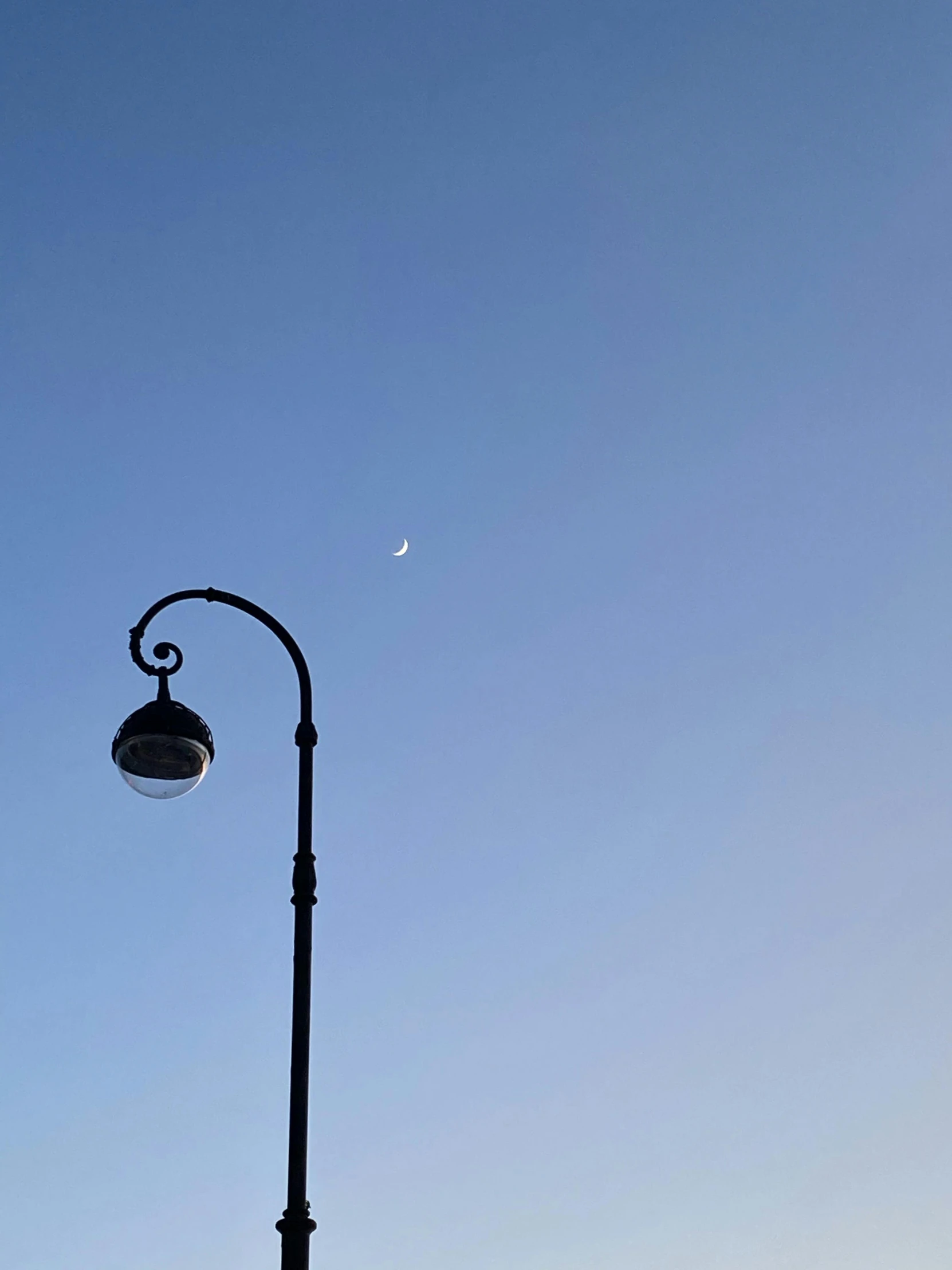 an image of a streetlight in the sky