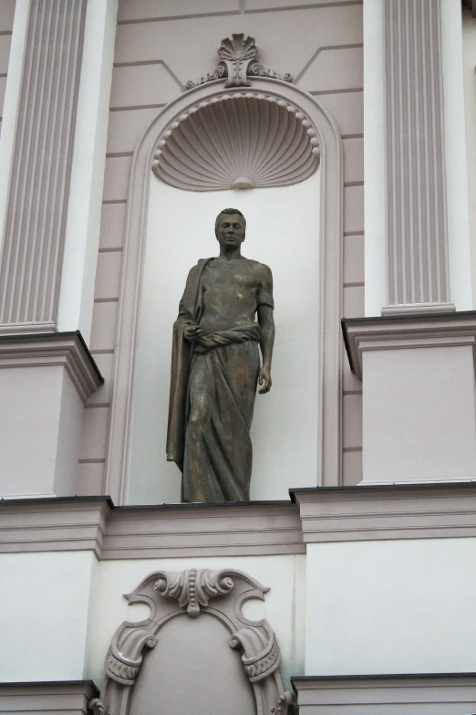 there is a statue of a man next to a building