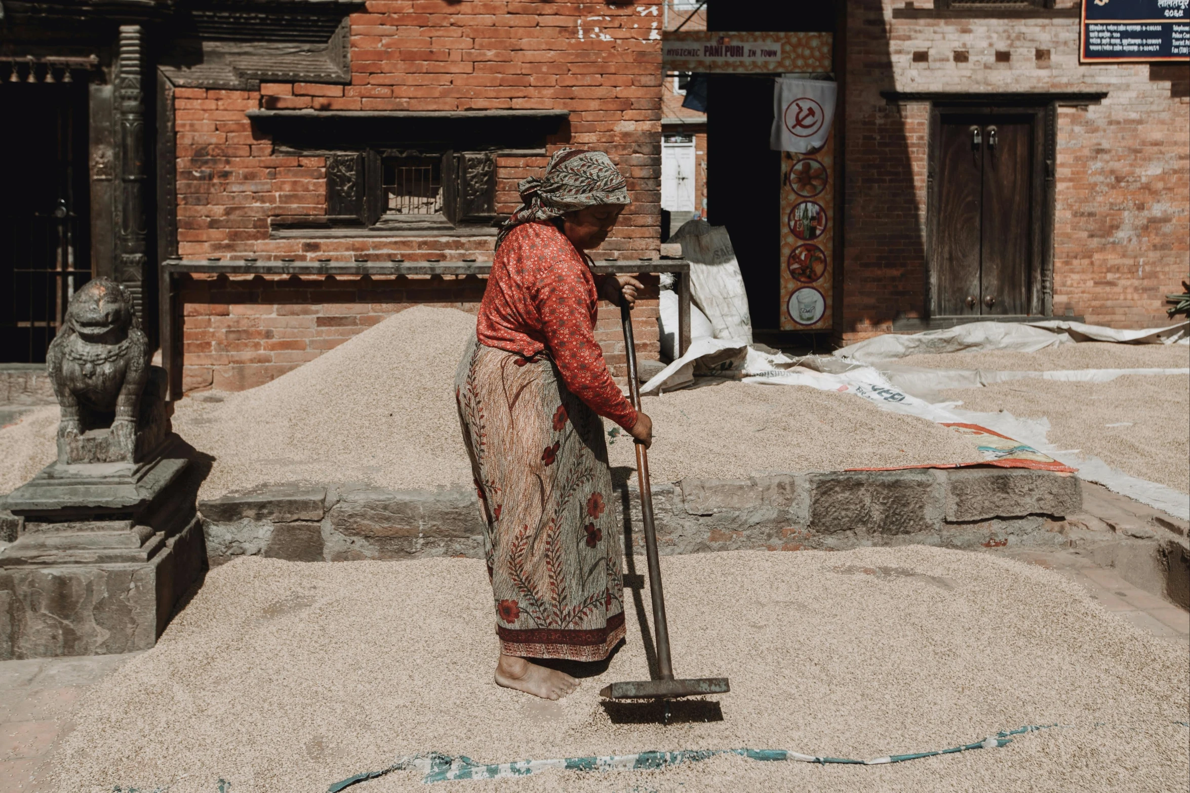 the woman is cleaning the sand with her shovel