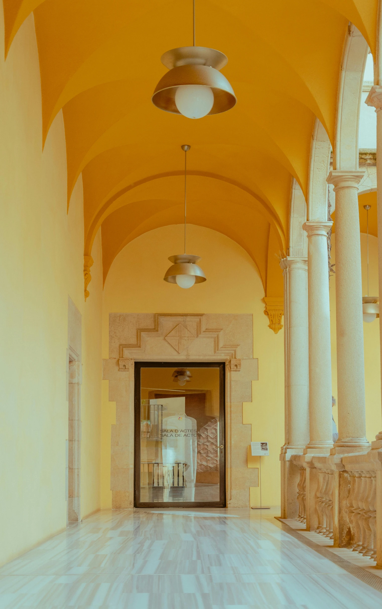 the inside of an empty building with pillars