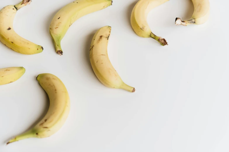 there are four bananas sitting together on the table