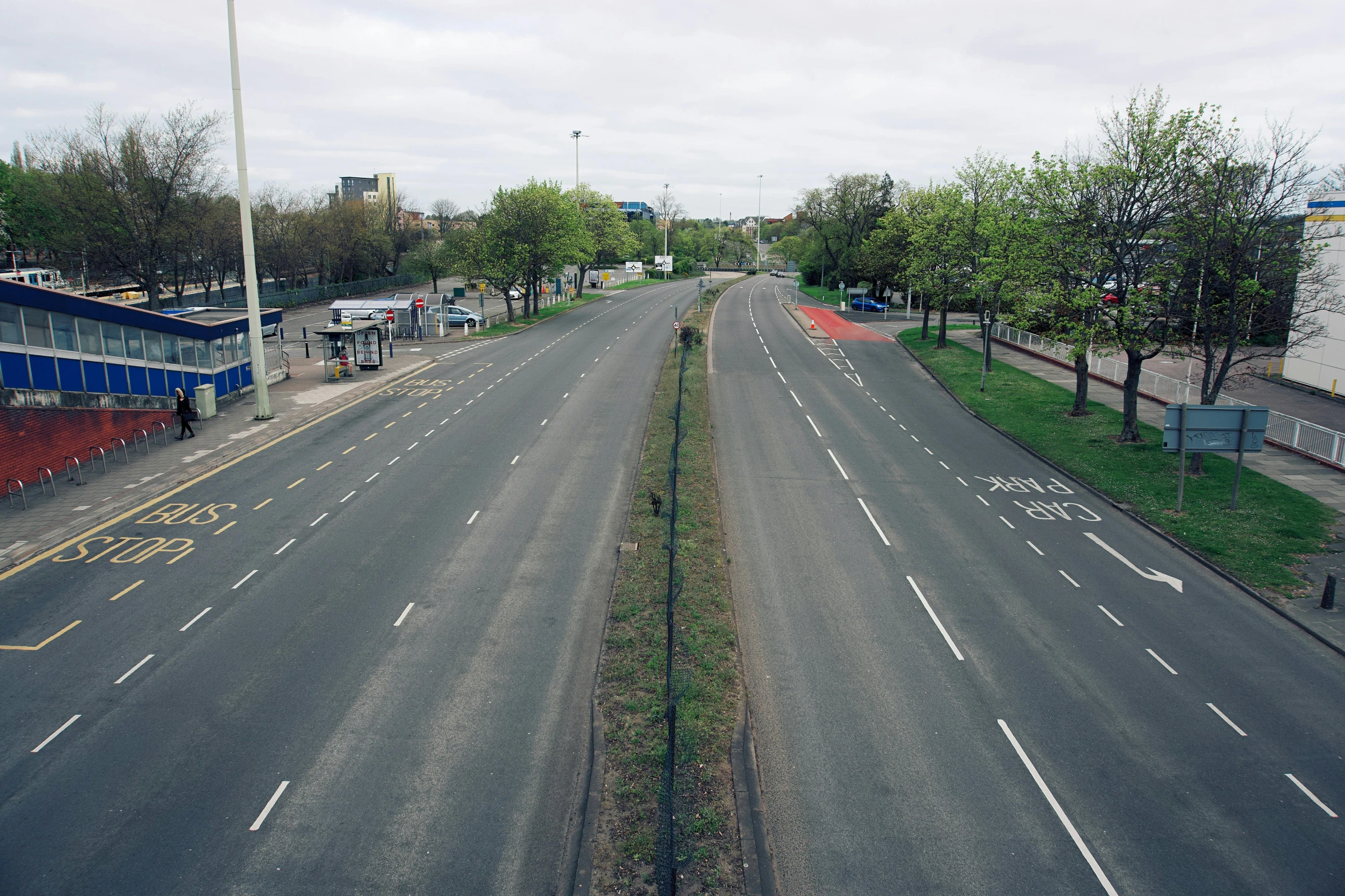 an empty street and roadway near some houses