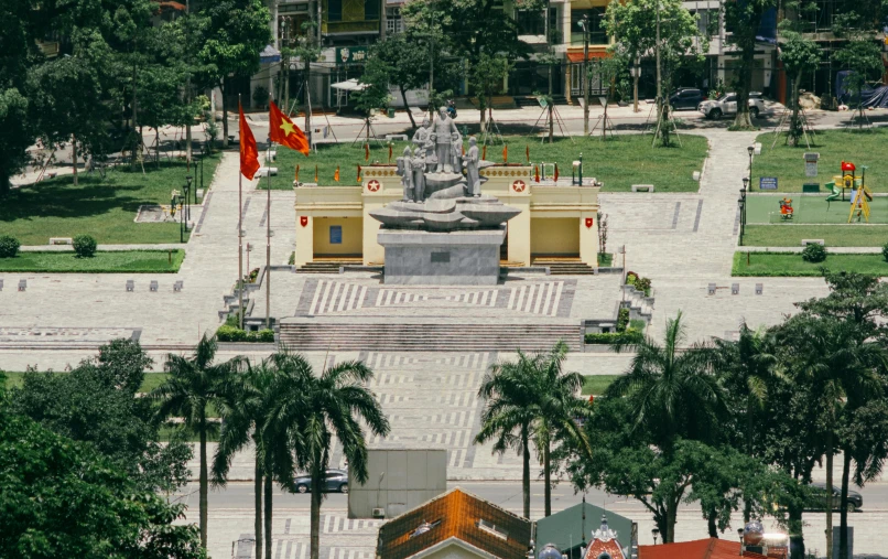 the statue is sitting in the center of the small city square