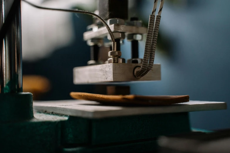 there is a machine with wood on it that has a handle