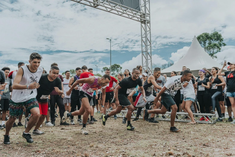 there are many people who are running in the dirt