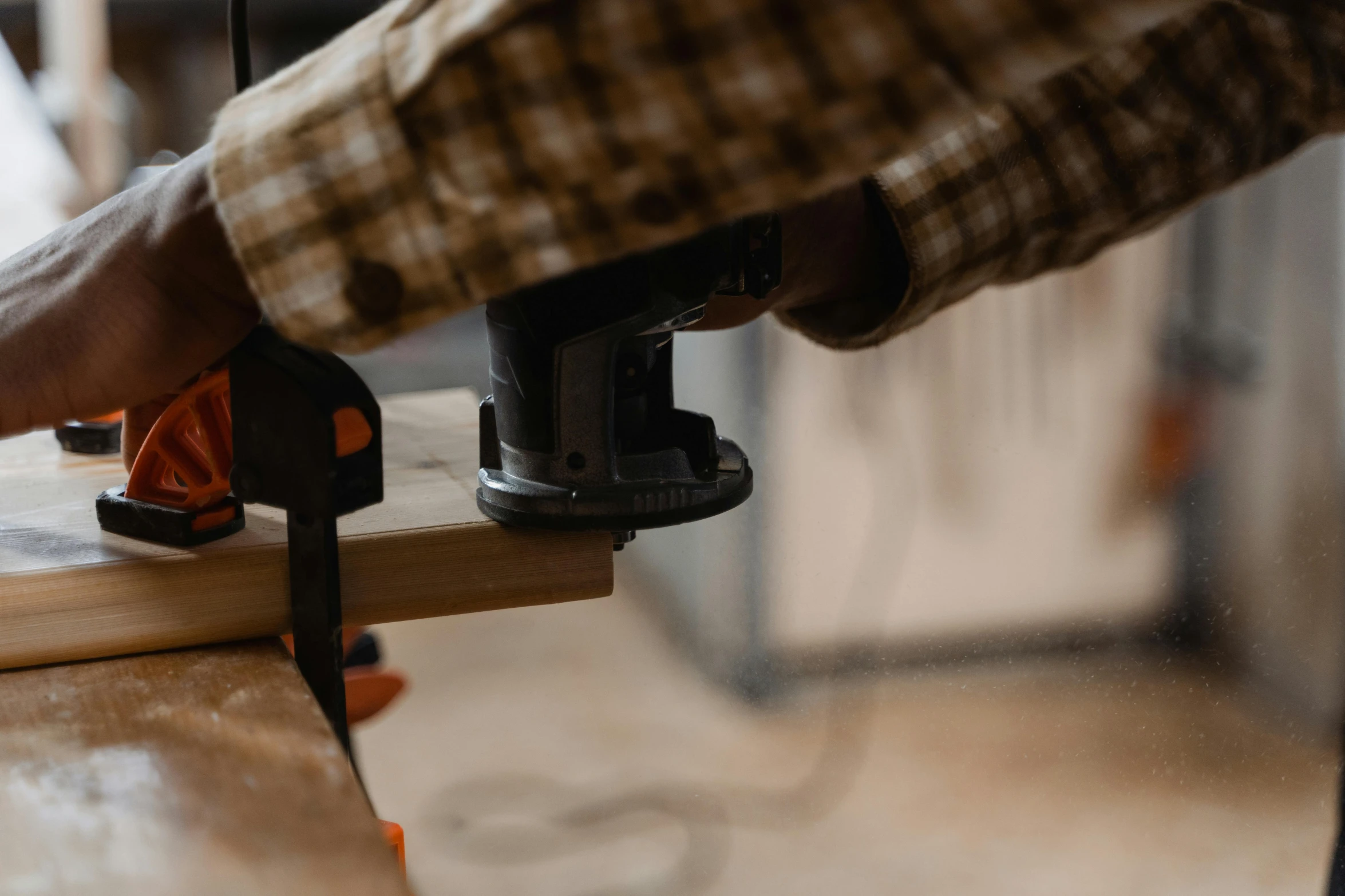 a man using a planer to cut plywood