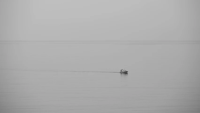 a boat on the ocean is in the middle of the day