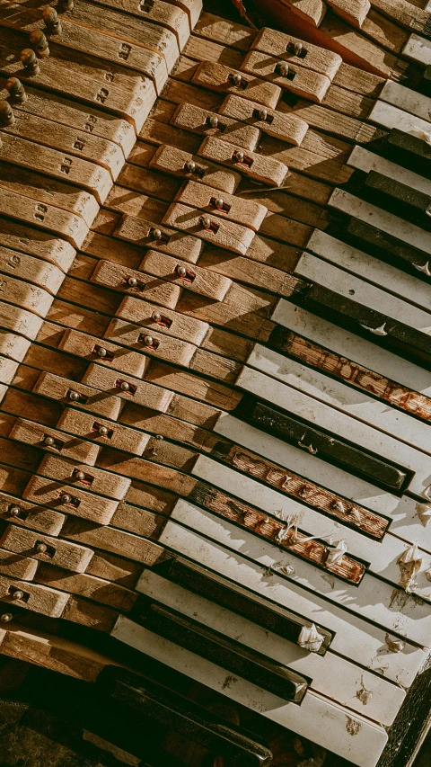 an organ keyboard is surrounded by boxes and wires