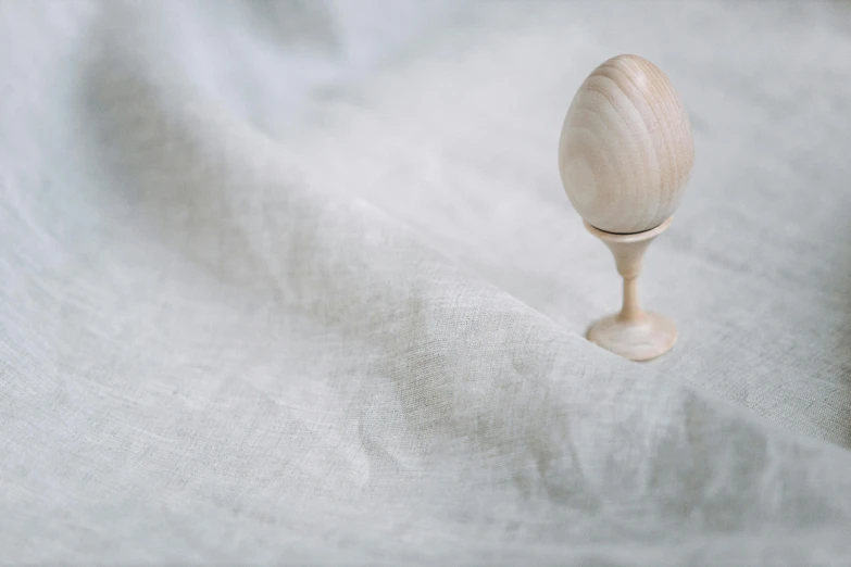 the small spoon sits in between the wooden handle
