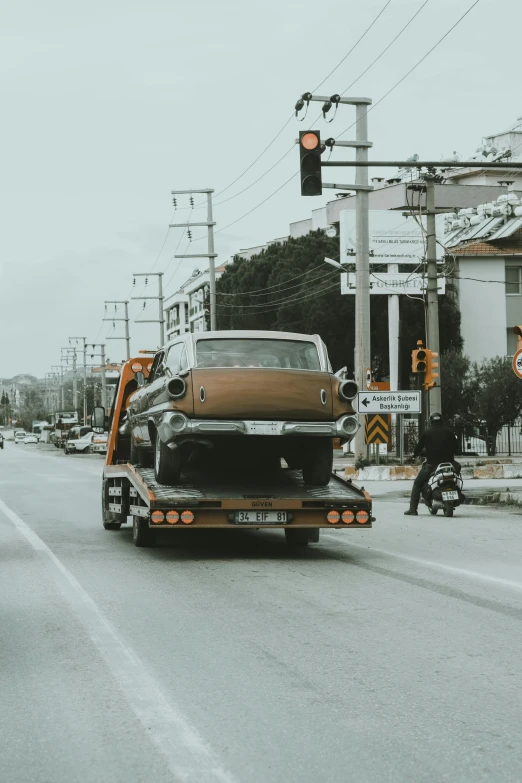 a man is walking behind a tow truck