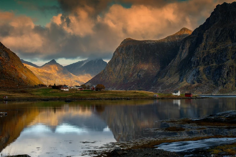 a picture of a boat sitting in a lake with mountains