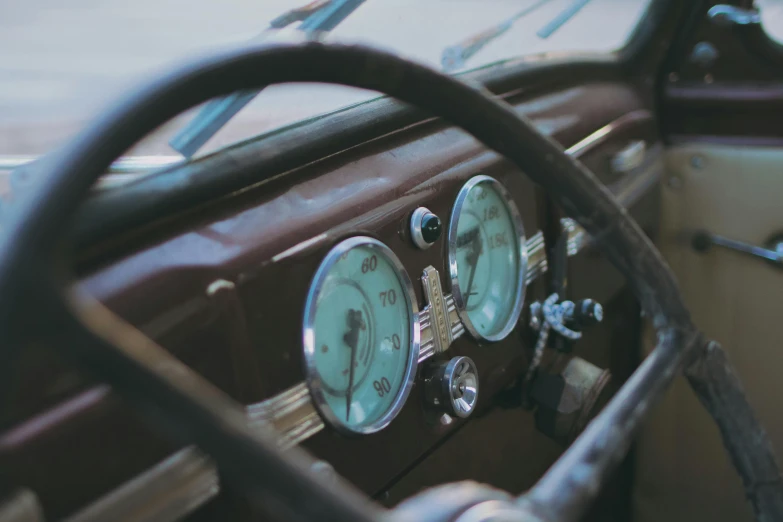 the steering wheel of an old, vintage car