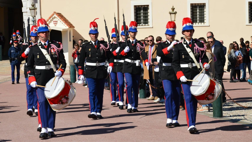 soldiers with patriotic hats playing drums and flutes