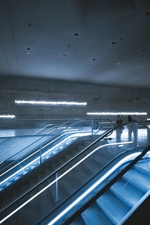 escalator turns on the inside of a train station