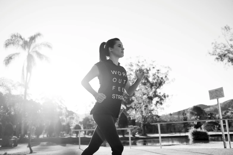 the woman is running in her sports outfit