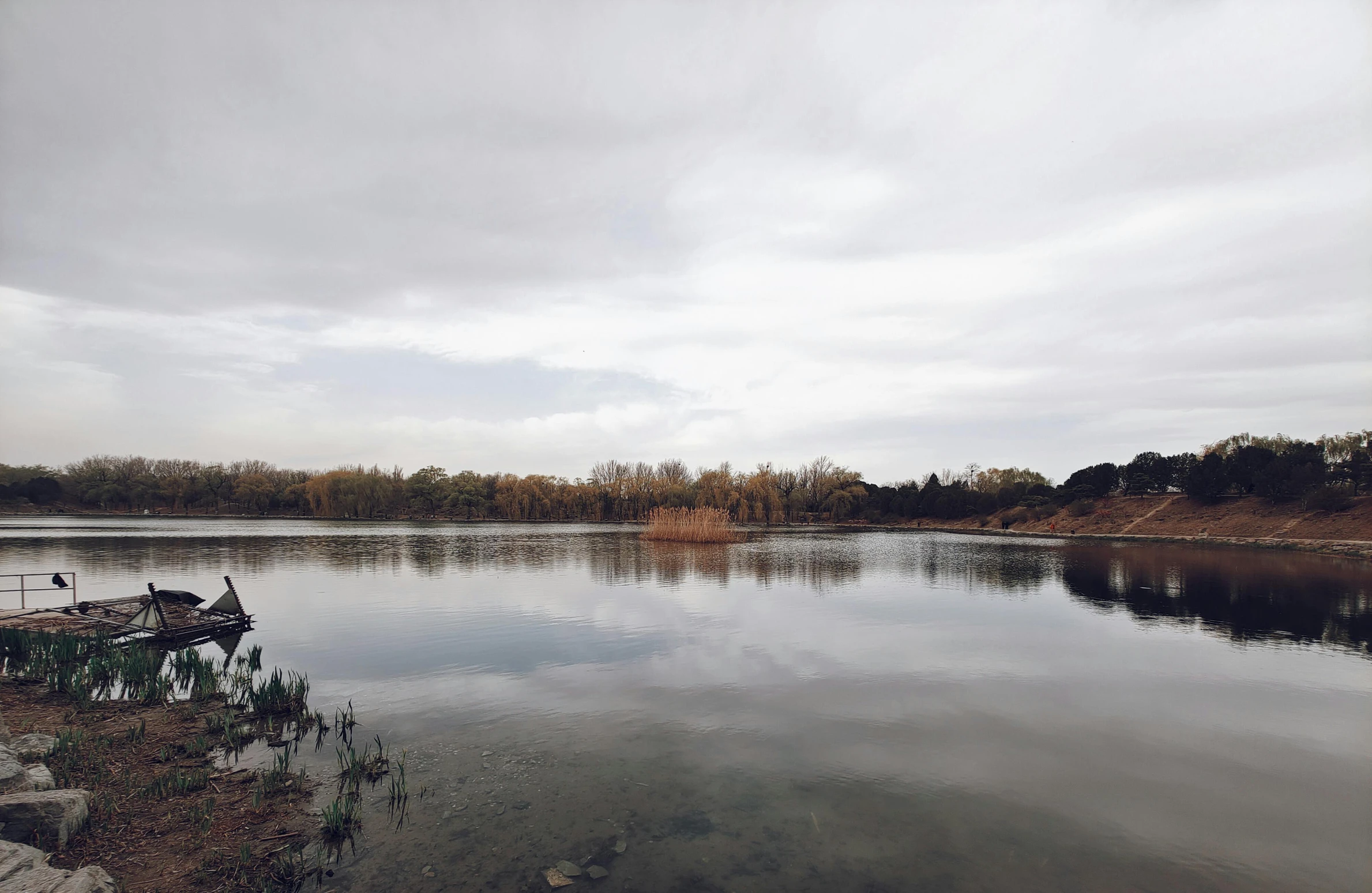 a lake that has a few boats sitting on it