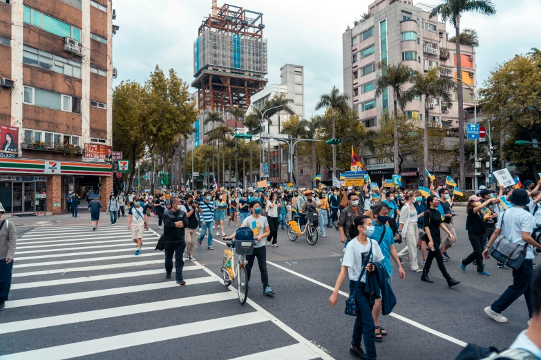 many people are in a busy city street