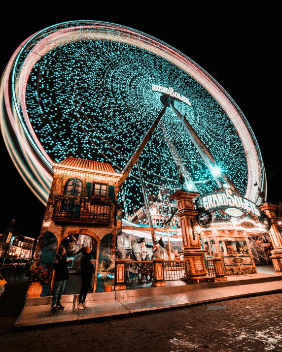 a ferris wheel with the words london on it