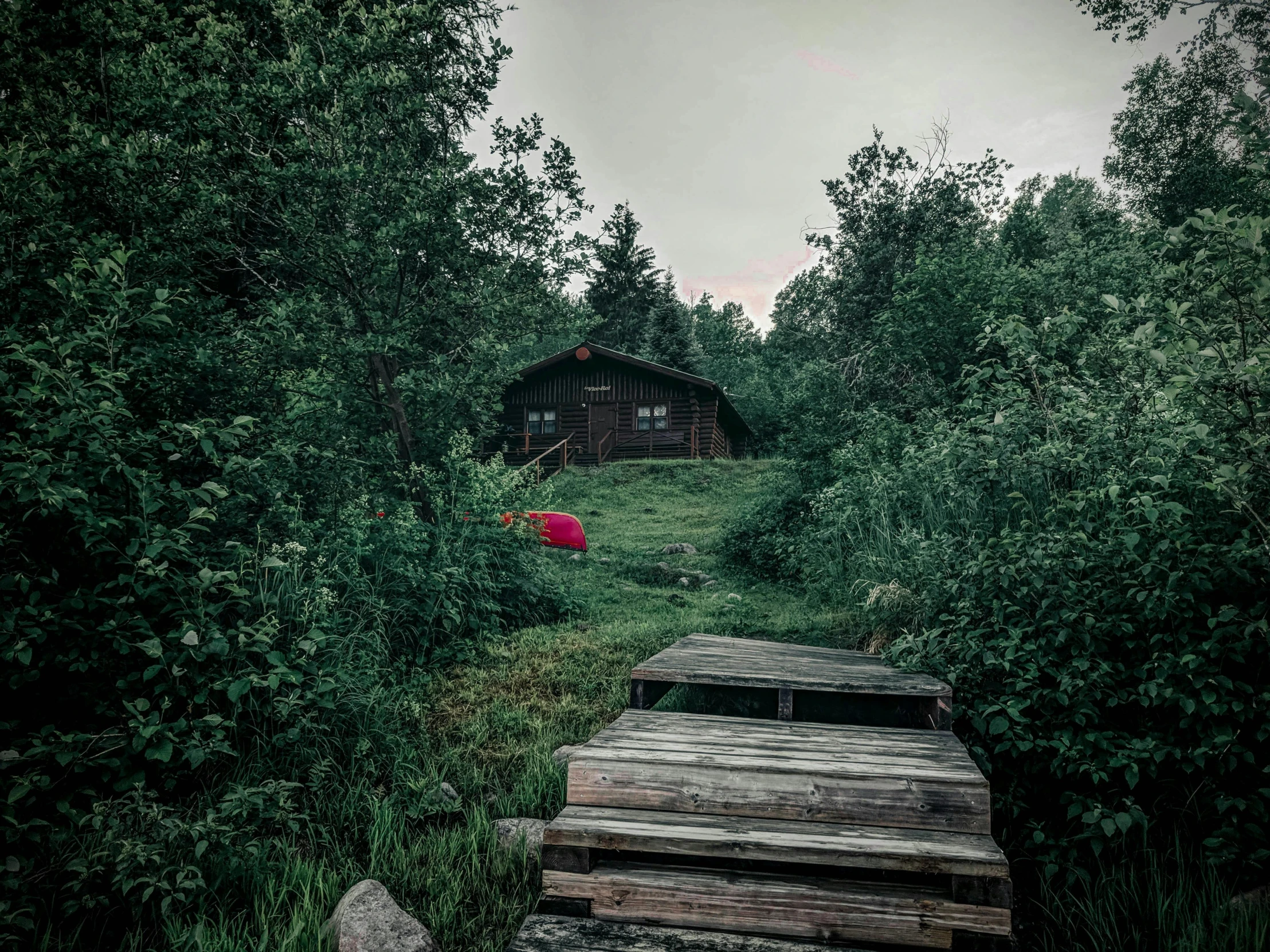 a log cabin sitting on top of a wooden ramp