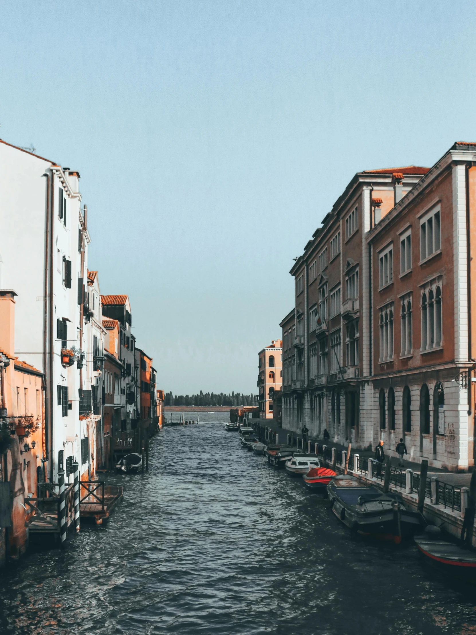 there are several buildings along the side of the river