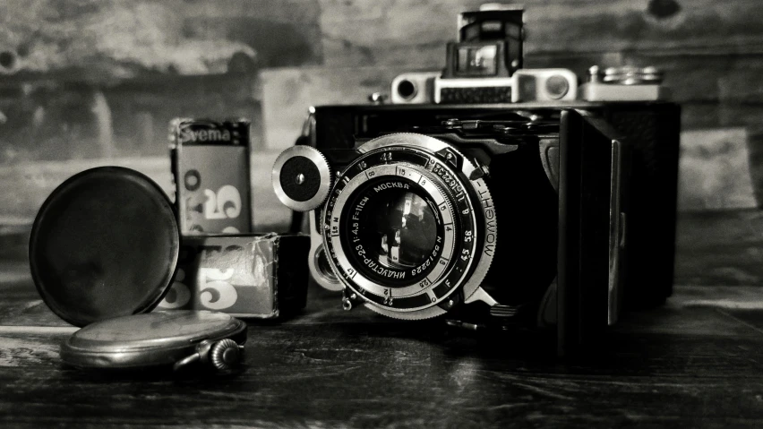 an old fashioned po camera on top of a table