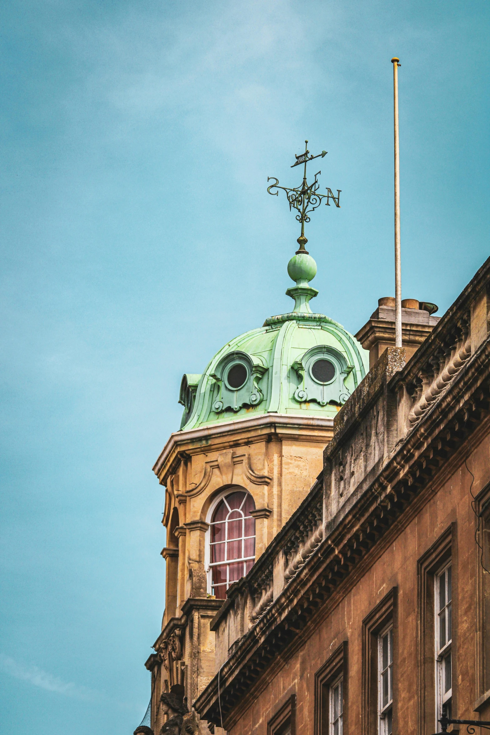 a building has a green dome that is a light green