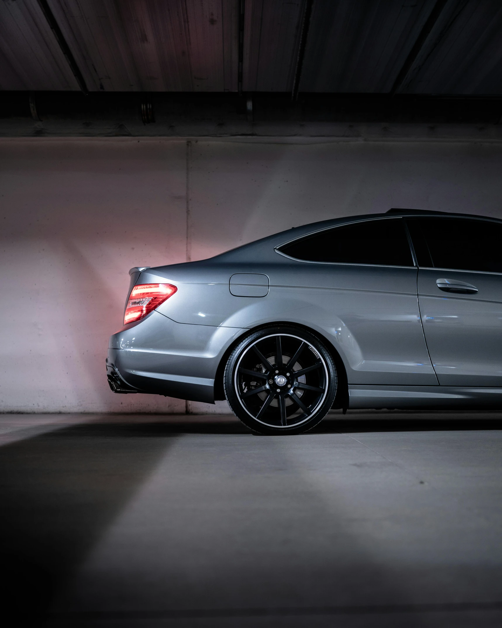 an image of a car in the dark