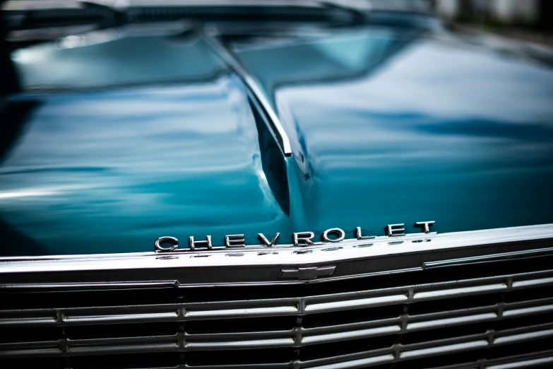 an old chevrolet logo on the front hood of a classic car