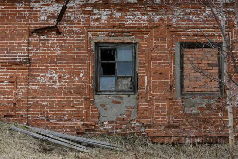 an old building with windows that are missing the roof