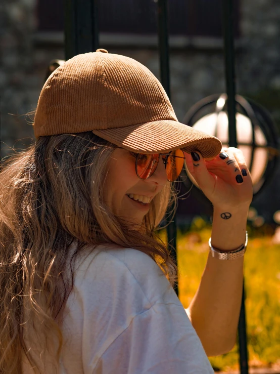 a woman with a baseball cap and sunglasses on