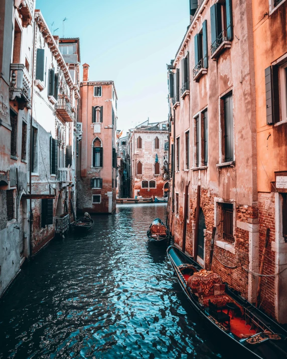 a boat moving along an empty waterway in a city