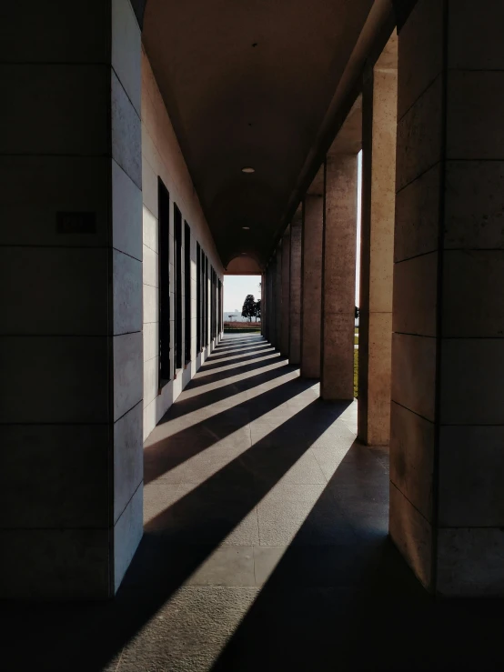 long columns are lined up next to the sidewalk