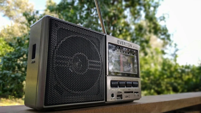 a radio is sitting on a bench in the sun